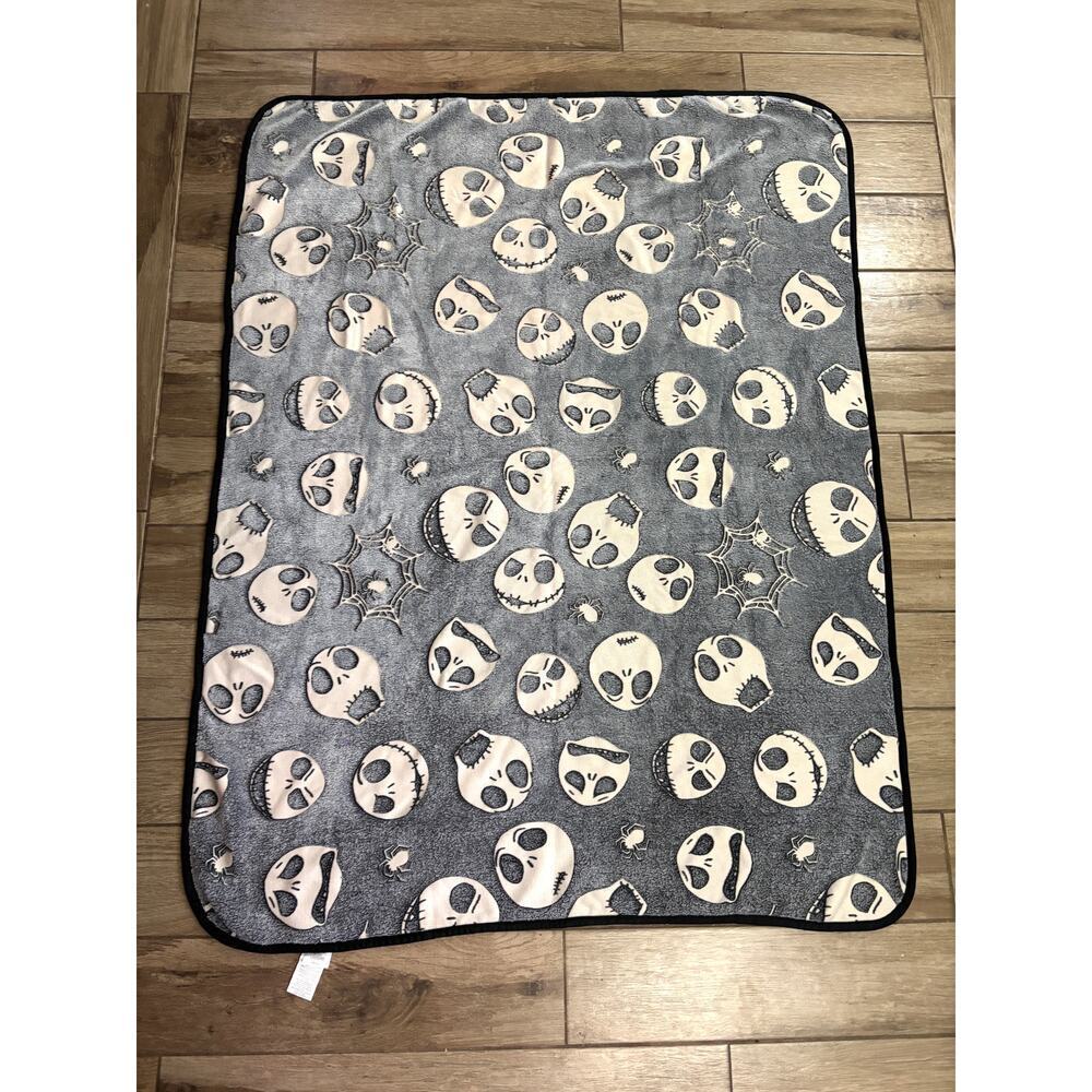 The Nightmare Before Christmas Faces Glow-In-The-Dark Soft Throw Blanket - Picture 5 of 13